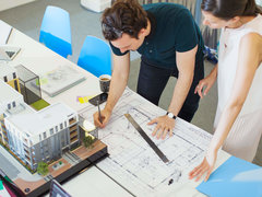 Architektin und Statiker planen ein Mehrfamilienhaus