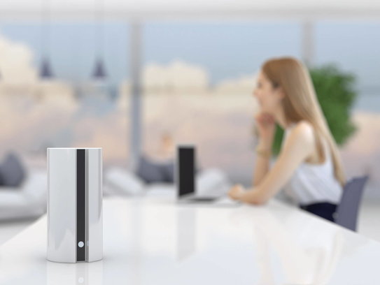 WLan-Router steht auf einem Bürotisch
