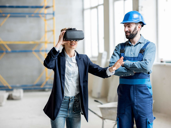Bauleiterin sieht eine 3D-Vorschau des Haus mit einer Augmented Reality Brille
