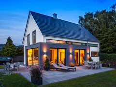 Außenansicht des modernen Baumeister-Hauses Familie Vettel