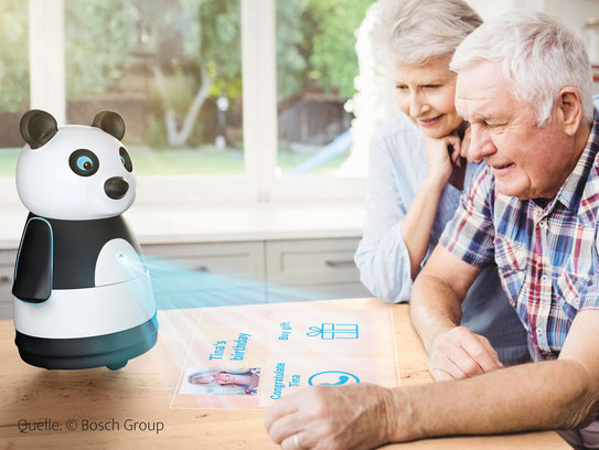 Älteres Paar mit einem Zukunftsroboter